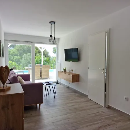 펜션 Grosses Zur Alleinigen Nutzung Mit Pool By Interhome 빌리제