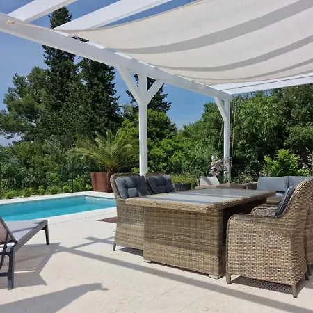 Grosses Zur Alleinigen Nutzung Mit Pool By Interhome 빌리제