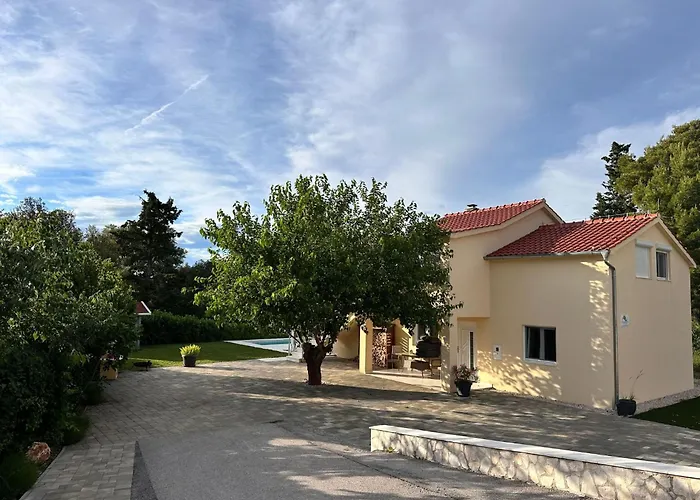 Feriehus Grosses Zur Alleinigen Nutzung Mit Pool By Interhome